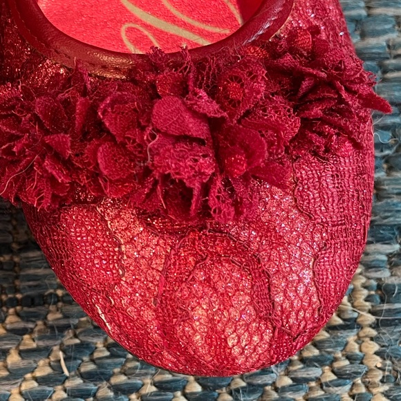 Paris Blues Red Lace Floral Dress Shoes - Picture 2 of 5